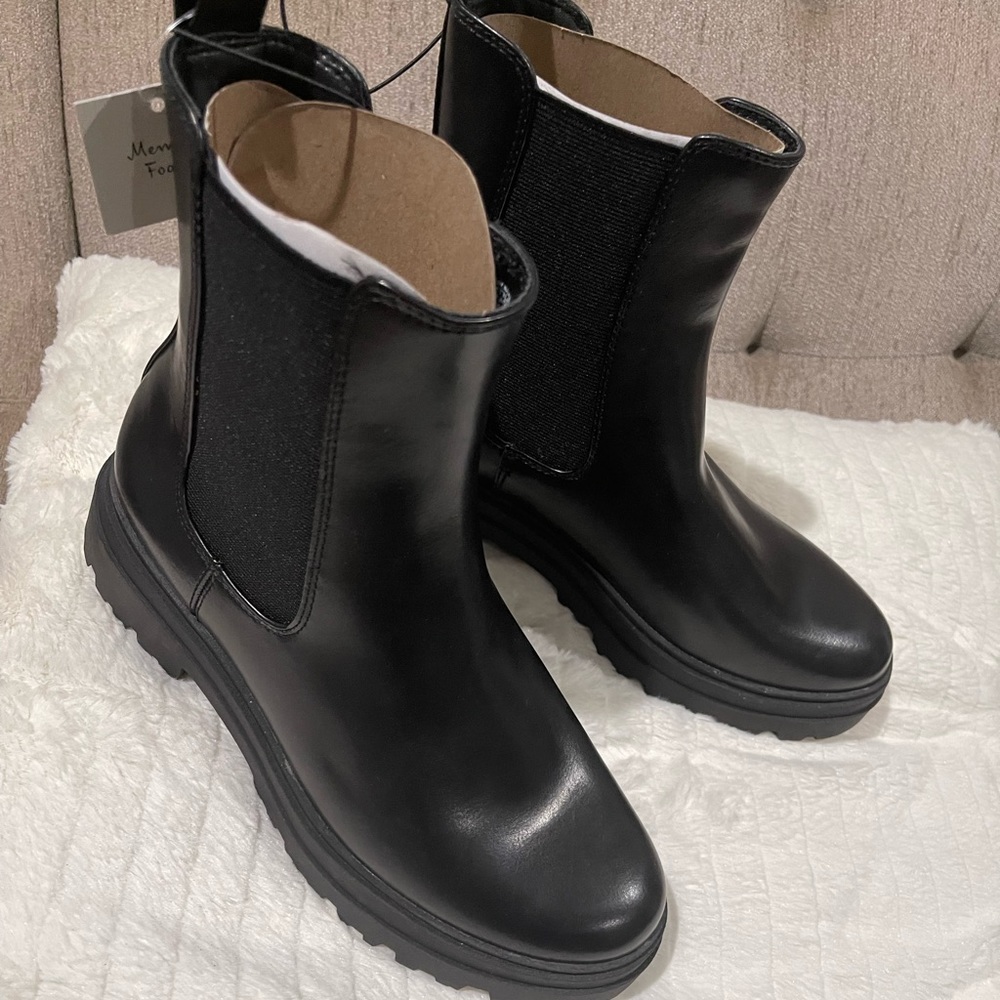 Woman’s brand new boots size 8 with memory foam Bella’s boots